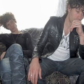 Duo highschool sat on a safa